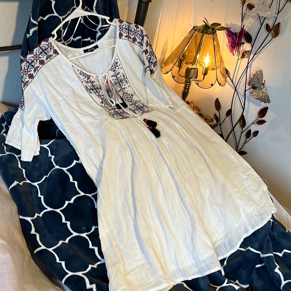 Miss Me dress/blouse white with pattern on shoulders/yoke. Tie front closure